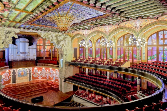 Вот он - роскошный Концертный зал Дворца Каталонской музыки
