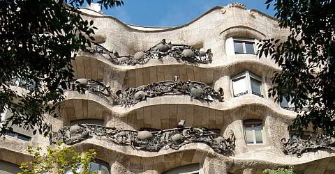 Балконы с коваными решетками в виде морских водорослей