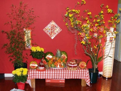 Вьетнамцы украшают к Новому году жилище и алтарь духов 