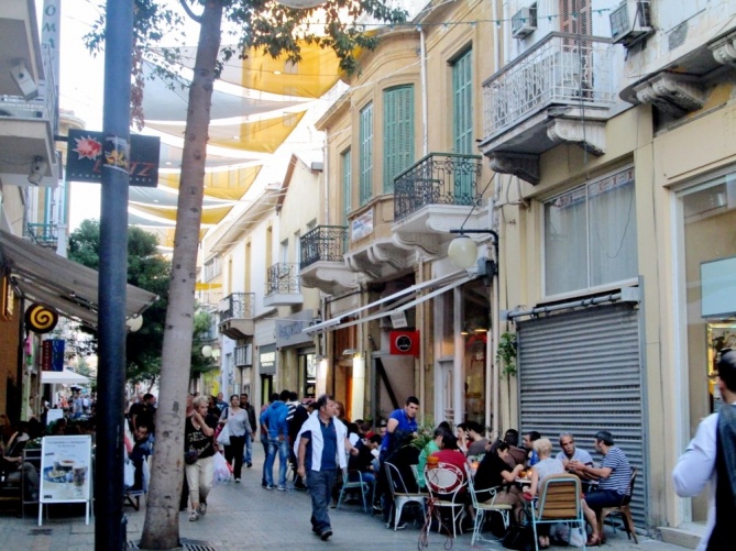 Улица Ледра разделяет Никосию на турецкую и греческую части