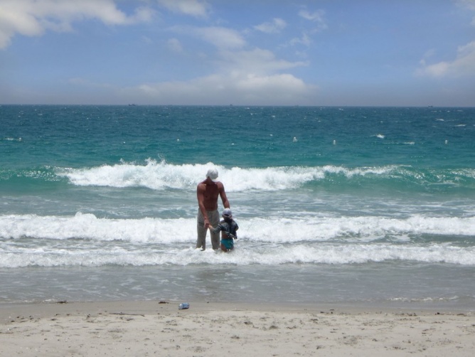 Вход в воду на пляже Зоклет пологий, у берега неглубоко — можно отдыхать с детьми