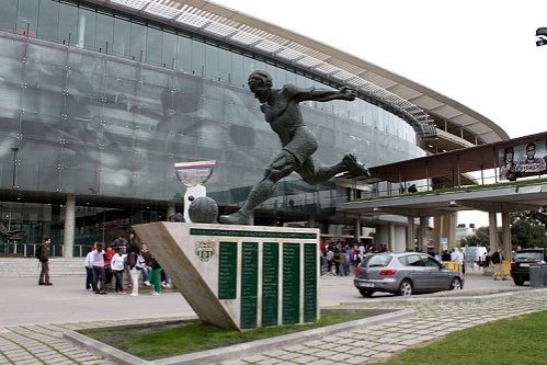 Скульптура футболиста у здания стадиона