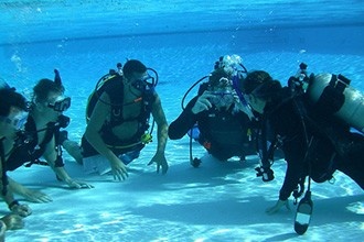 После нескольких часов занятий с инструктором можно самостоятельно осваивать морские глубины