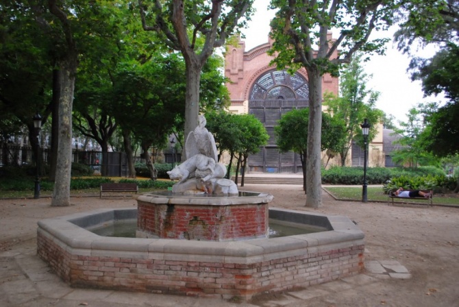 Парковая скульптура-фонтан