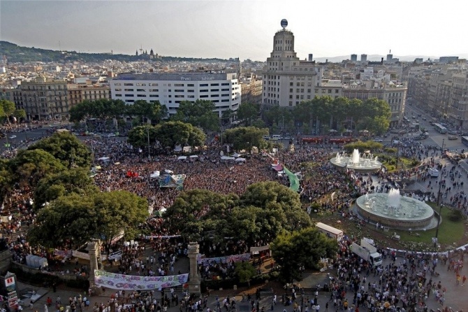 Во время праздников и демонстраций на площади Каталонии многолюдно
