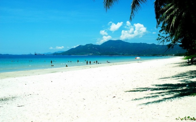 Доклет. Пляж Вьетнама с белым и мягким песком