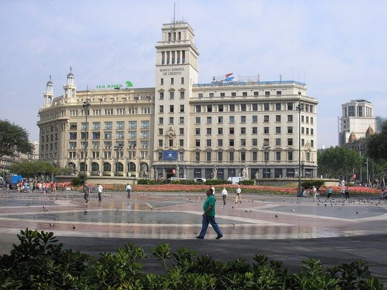 Банк на площади Каталонии