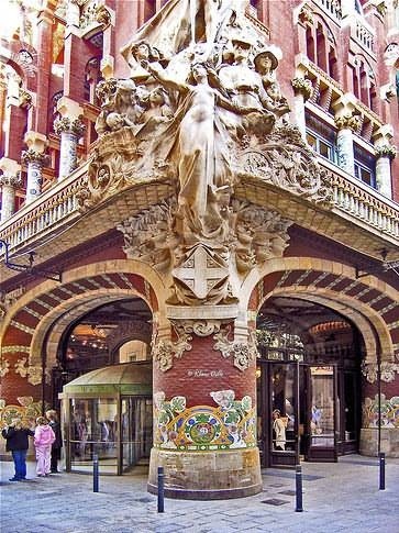Дворец Каталонской музыки и скульптура Мигеля Блая на углу