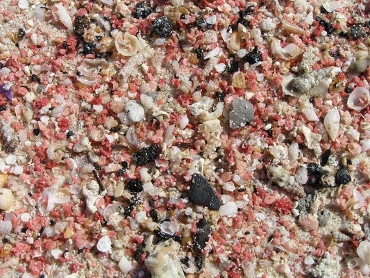 Розовый песок пляжа Балос