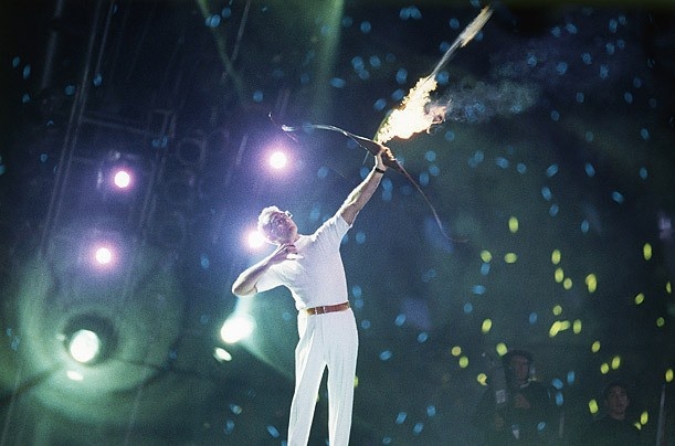 Лучник Антонио Ребольо эффектно зажигает Олимпийский огонь