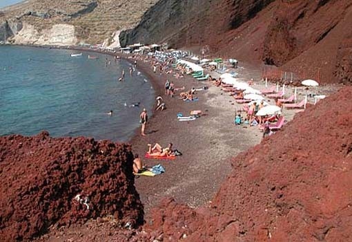 Красный пляж и его удивительное многоцветие возбуждает неизменный интерес у туристов